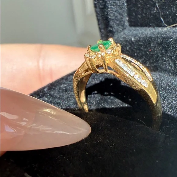 18KT GOLD EMERALD & DIAMOND RING - Picture 4 of 5